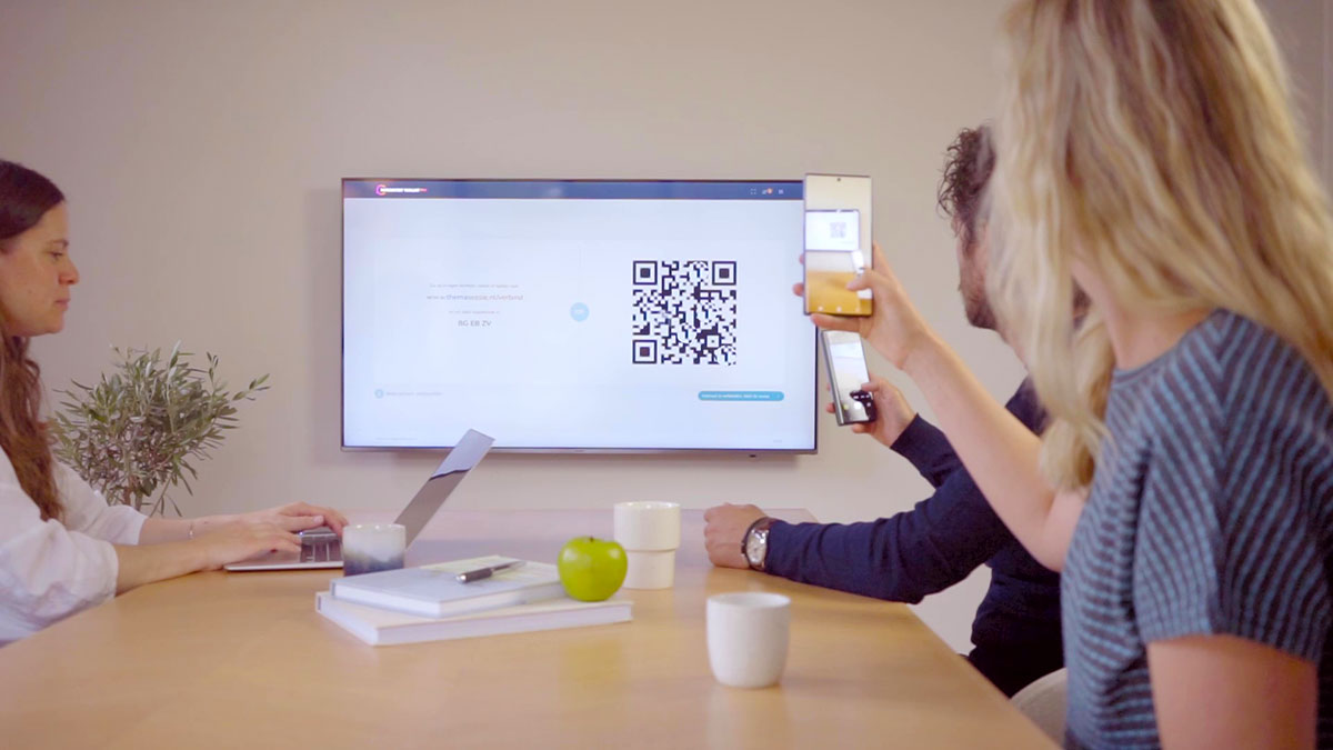 Deelnemers verbinden via QR-code in themasessie